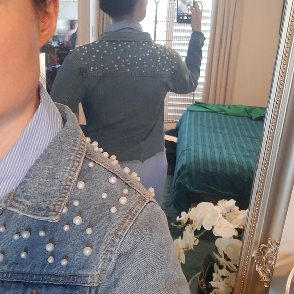 ✨HOST PICK✨ Pearl embellished denim jacket sz M - Picture 3 of 7